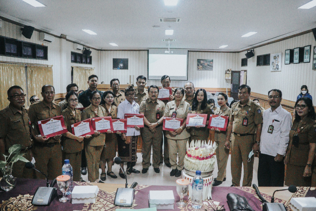 Penyerahan Piagam dan SK Penetapan Sekolah Adiwiyata Kabupaten Badung